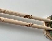 Graverede trommestokke – Personlig gave med forudindstillet billede thumbnail 10