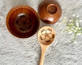 Personalizowany drewniany zestaw miseczki do Miso i łyżki: Gravura z kwitnącą wiśnią thumbnail 9