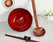 Custom Japanese-style ramen bowl set with an engraved name on the ladle. Includes chopsticks, a rest, and a strap for noodle soup lovers. Perfect for enjoying ramen, udon, or pho at home. A unique gift for Asian cuisine lovers, this set combines trad thumbnail 1