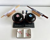 Personalizowany japoński zestaw do obiadu dla par: Wygrywane pałeczki i pyszczki z ardyzji do sushi thumbnail 9